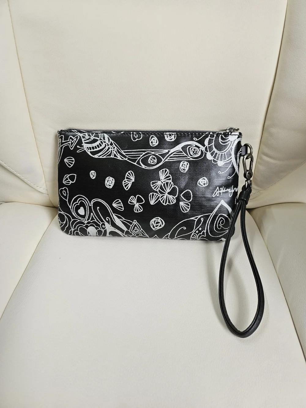Sakroots Black & White Floral Doodle Wristlet w/Detachable Powerbank